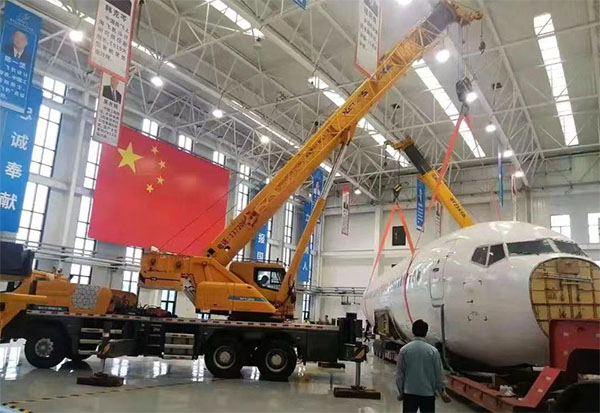 上柴动力9DF发动机与徐工25吨起重机完美搭档吊起&ldquo;大飞机&rdquo;